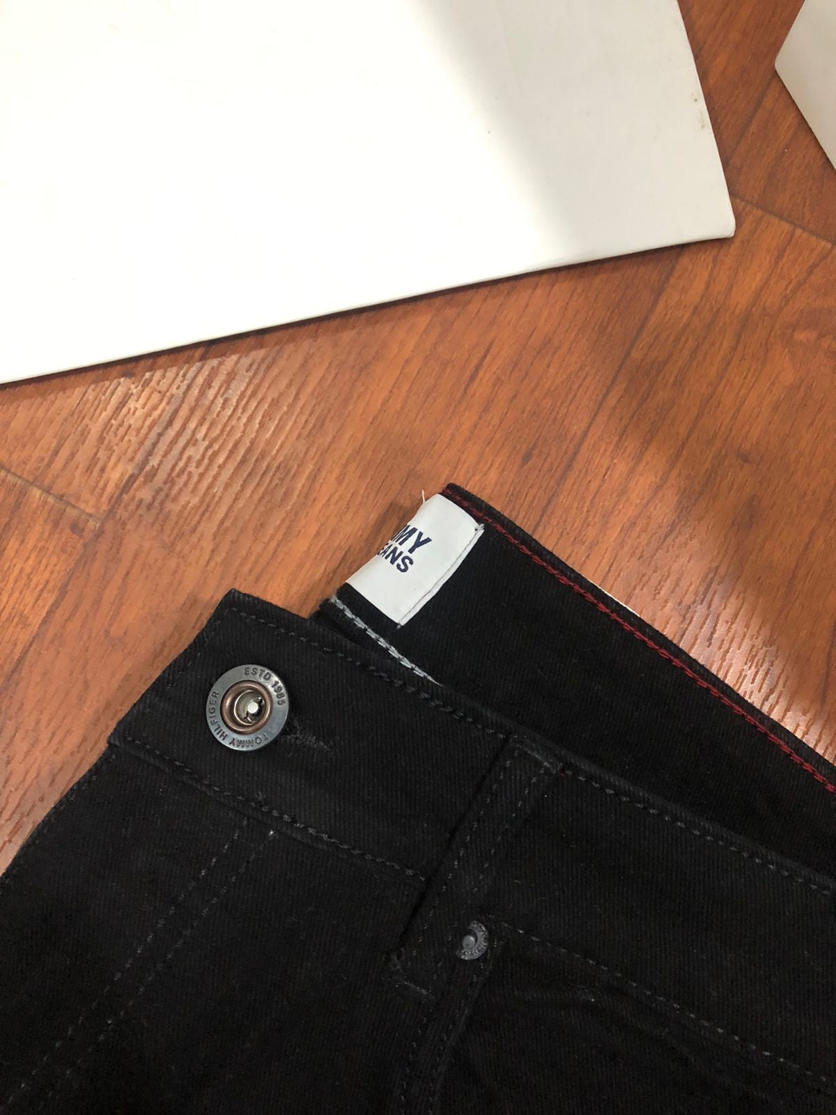TOMMY HILFIGER BLACK JEANS